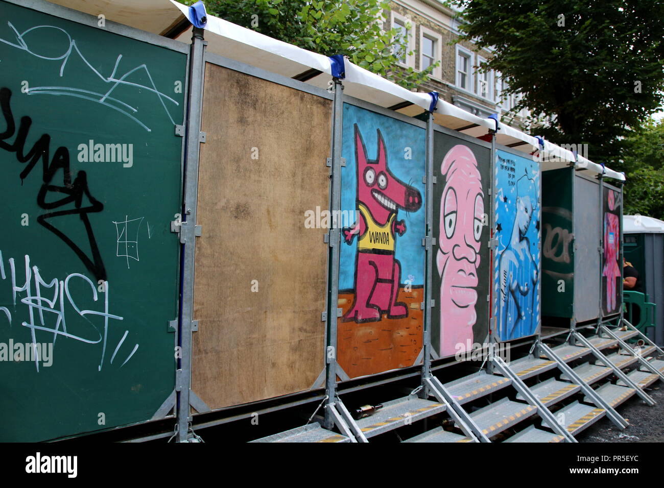 Londres, Reino Unido - 27 de agosto, 2018: Funny imágenes pintadas sobre la hilera de inodoros portátiles las puertas en el Carnaval de Notting Hill. Foto de stock