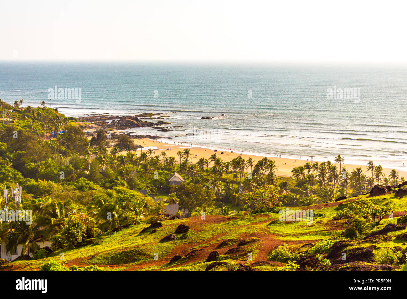 Vistas increíbles de la playa Vagator desde la parte superior de la Chapora Fort, Goa, India, Asia. Vagator Beach es una de las playas más hermosas en el norte de Goa. Foto de stock