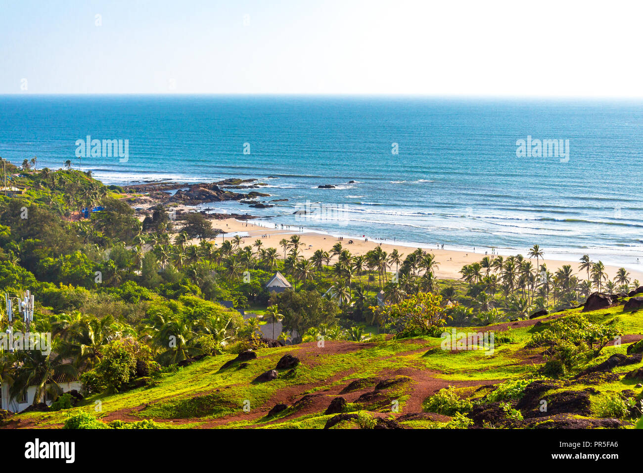 Vistas de la playa Vagator verde de la parte superior de la Chapora Fort, Goa, India, Asia. Vagator Beach es una de las playas más hermosas en el norte de Goa. Foto de stock