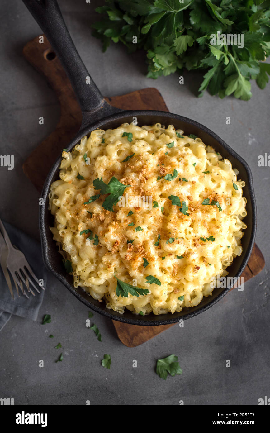 Mac y queso, estilo americano macarrones pasta con salsa cursi y