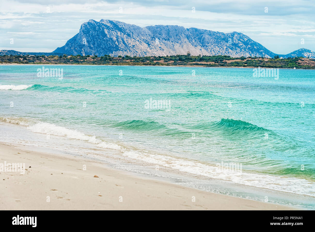 La isla de Tavolara y la cinta de playa en San Teodoro en Cerdeña, Italia  Fotografía de stock - Alamy