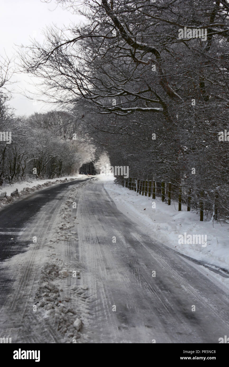 Carretera congelada con la nieve, el invierno Foto de stock
