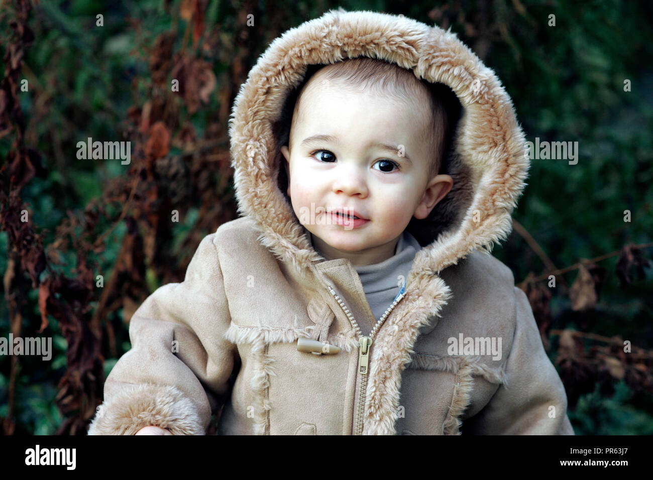 Niño varón vestido para clima frío Fotografía de stock - Alamy