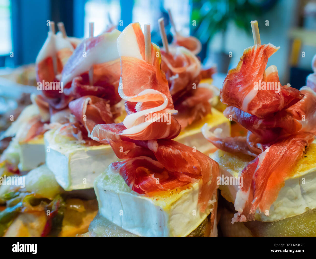 Típico español de tapa de jamón ibérico y queso. Los alimentos en los