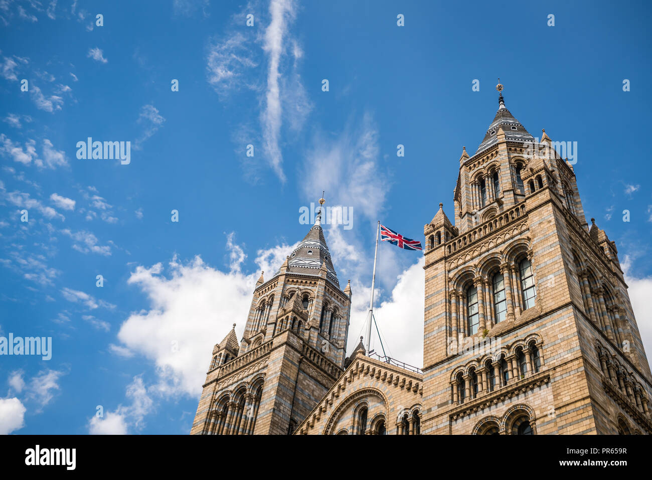 Altas Torres del impresionante edificio del Museo de Historia Natural de Londres, Inglaterra Foto de stock