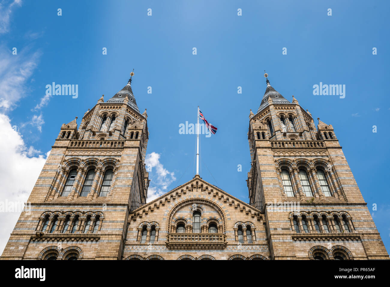 Altas Torres del impresionante edificio del Museo de Historia Natural de Londres, Inglaterra Foto de stock