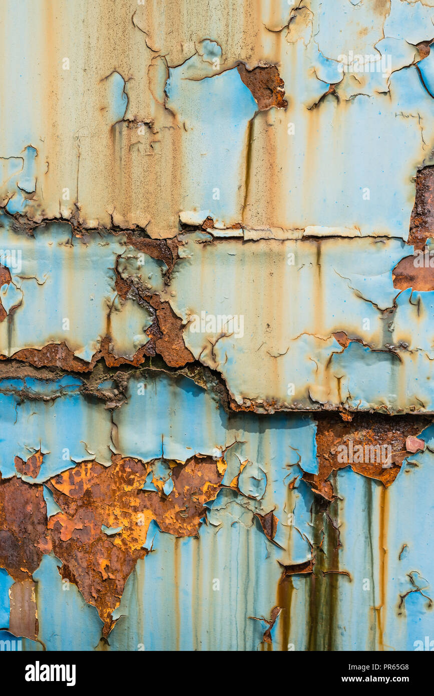 La textura de la pared metálica de color azul y amarillo con el óxido y pintura  desconchada, pueden utilizarse como recubrimiento o textura Fotografía de  stock - Alamy