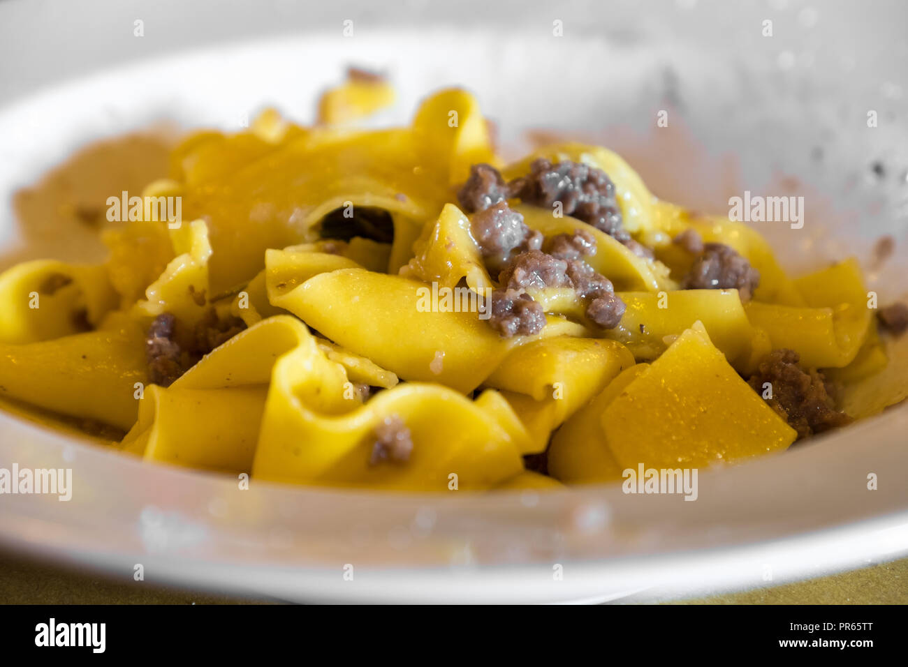 Pasta al huevo, tagliatelle con picadillo de carne - tradicional comida italiana de la región de Emilia Romagna Foto de stock