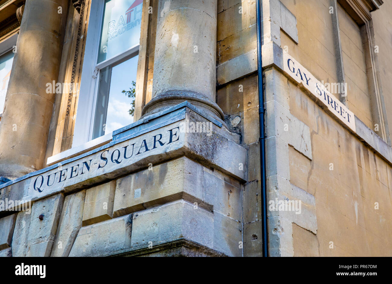 Esquina de Queen Square y Gay Street en Bath UK nombrado en el siglo XVIII era Georgiana antes de cualquier significado alternativo o insinuación estaba implícita Foto de stock