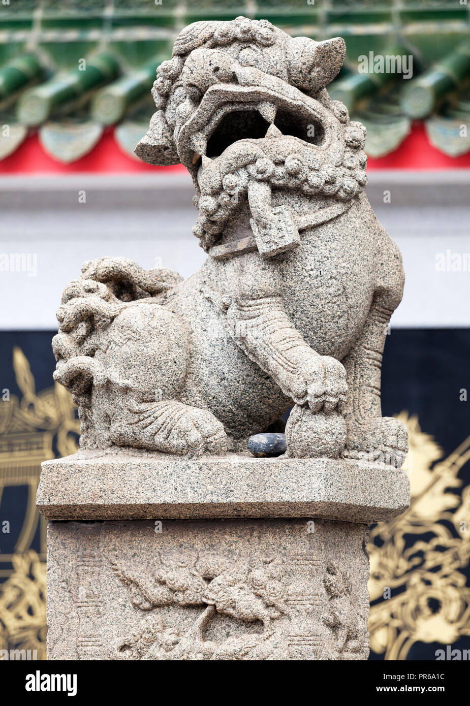 León chino en la entrada de un templo Foto de stock