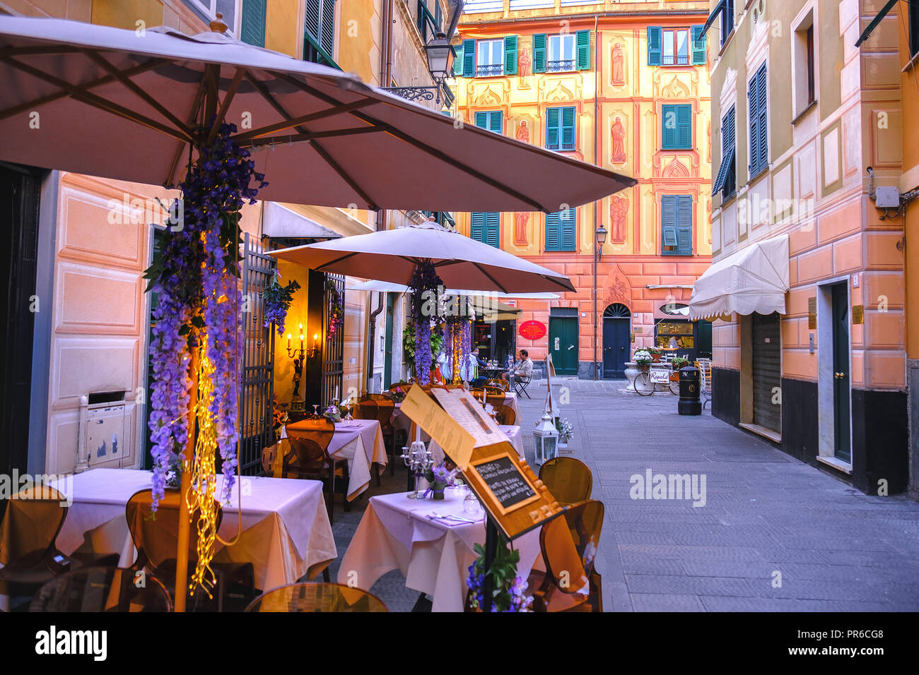 Bistro italiano romántico restaurante para cenar en Italia Foto de stock