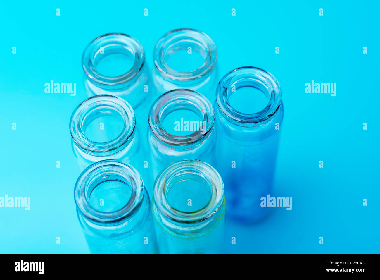 Tubos de ensayo sucio sobre fondo azul. La investigación en el laboratorio. Foto de stock