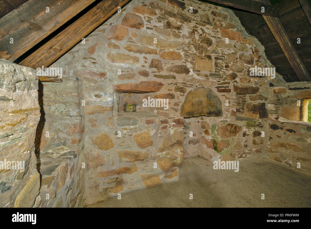 Campanario ARDCLACH MORAY ESCOCIA EL INTERIOR DEL EDIFICIO CON LA INSCRIPCIÓN A TRAVÉS DE LA CHIMENEA MGB y pequeñas ventanas Foto de stock