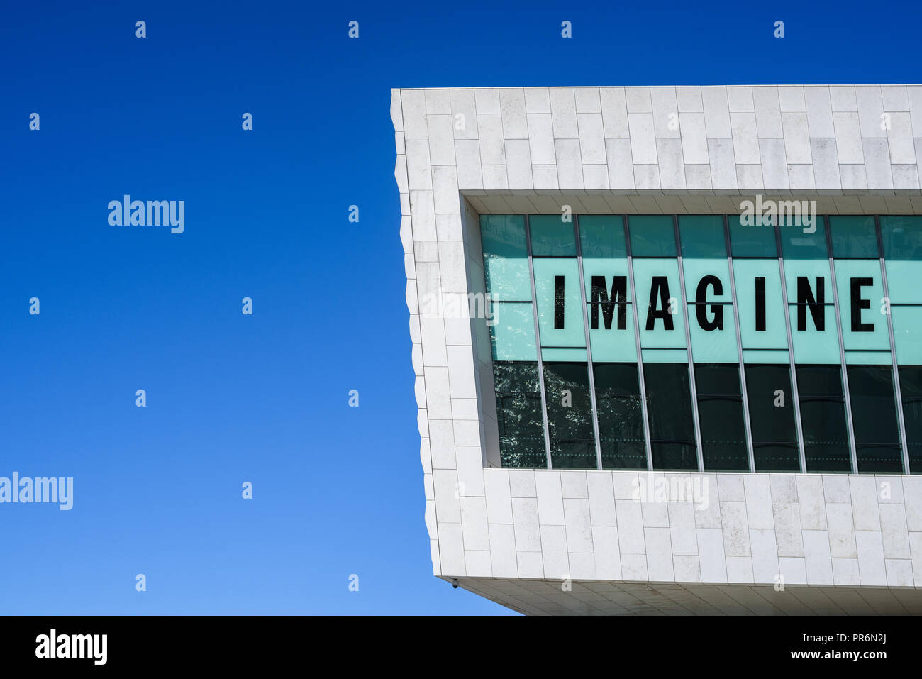 Imagina la paz aparece en la fachada del Museo de Liverpool, Liverpool, Reino Unido Foto de stock
