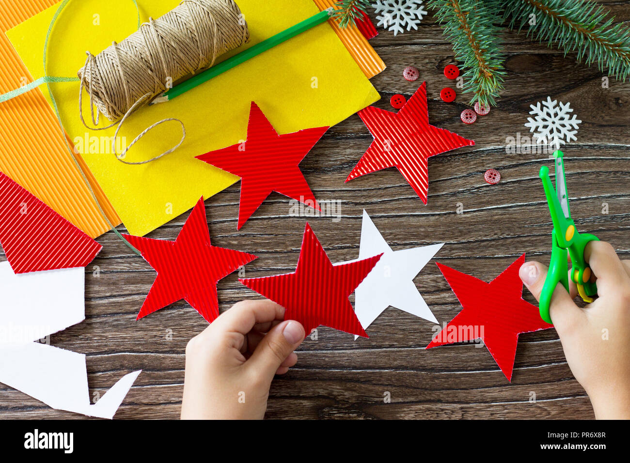 El niño corta el árbol de Navidad detalles juguetes regalo estrella. Hecho  a mano. Proyecto de la creatividad de los niños, artesanías, manualidades  para niños Fotografía de stock - Alamy