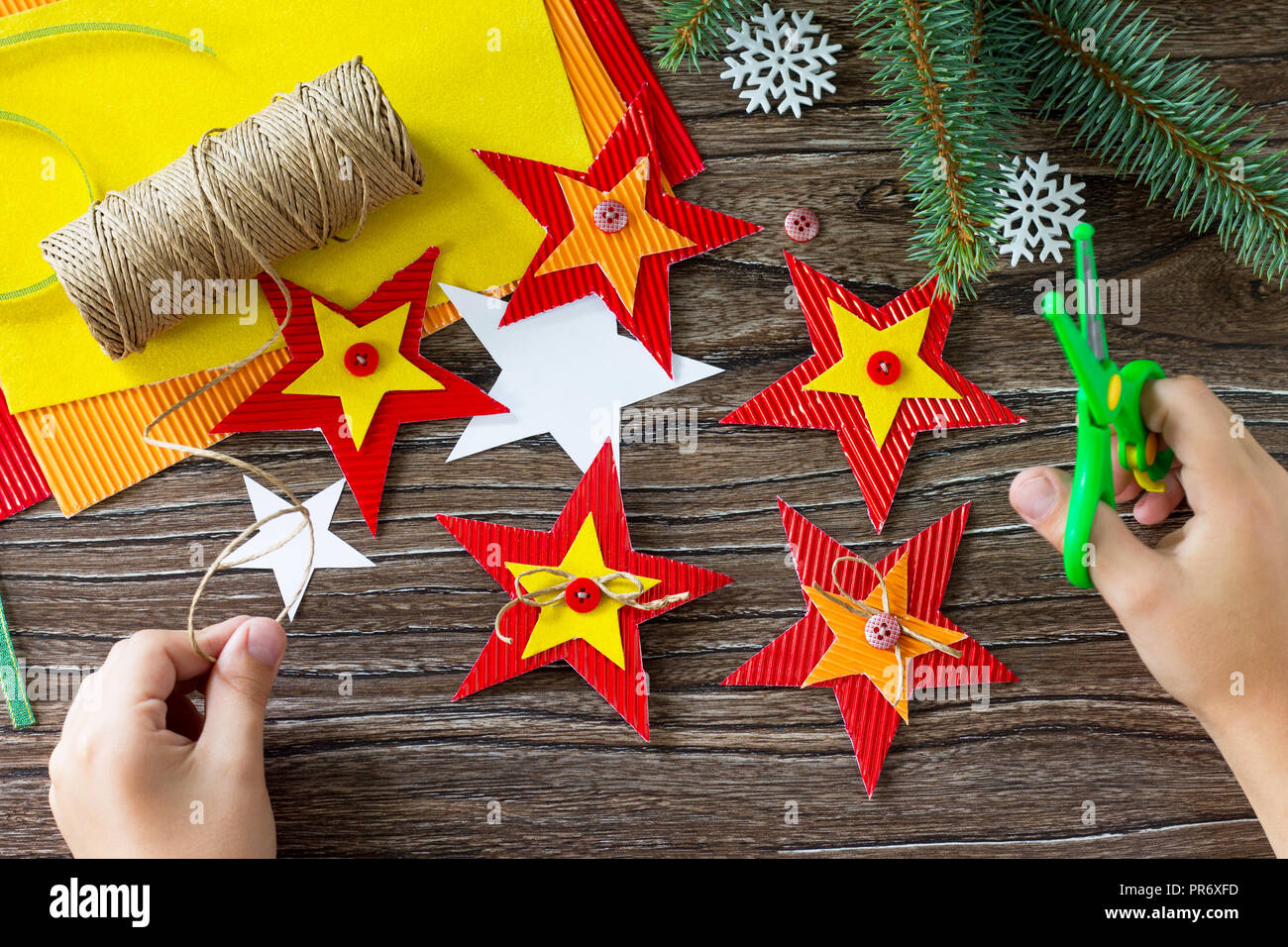 El niño corta el árbol de navidad detalles juguetes de regalo. Hecho a  mano. Proyecto de la creatividad de los niños, artesanías, manualidades para  niños Fotografía de stock - Alamy