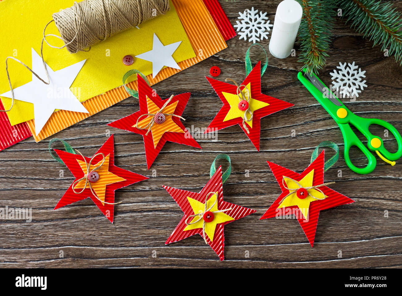 Árbol de Navidad juguetes regalo estrella. Hecho a mano. Proyecto de la  creatividad de los niños, artesanías, manualidades para niños Fotografía de  stock - Alamy