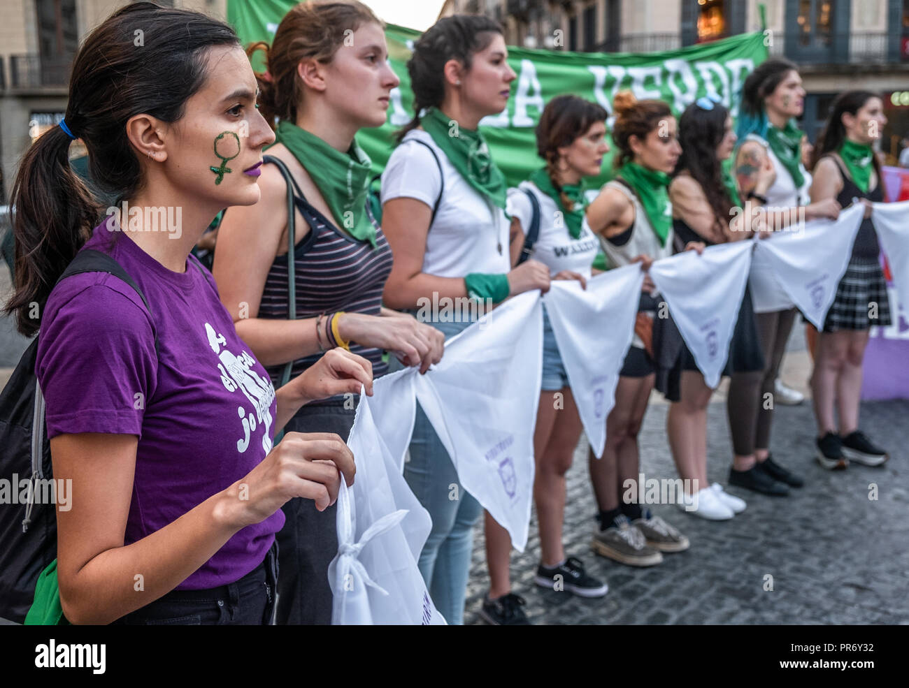 Un grupo de las mujeres se considera explotación permanente pañuelos durante una protesta para marcar el Día Mundial de Acción para el aborto legal y seguro. Más de un centenar de mujeres reclamaron su derecho a una libre, el aborto legal y seguro. Foto de stock