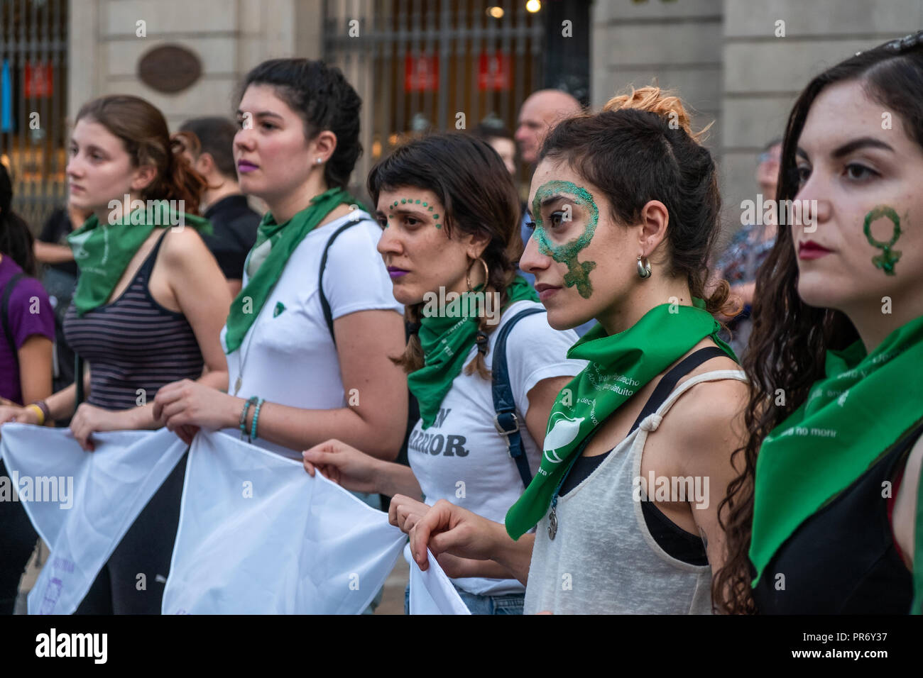 Un grupo de mujeres se considera explotación permanente pañuelos verde durante una protesta para marcar el Día Mundial de Acción para el aborto legal y seguro. Más de un centenar de mujeres reclamaron su derecho a una libre, el aborto legal y seguro. Foto de stock