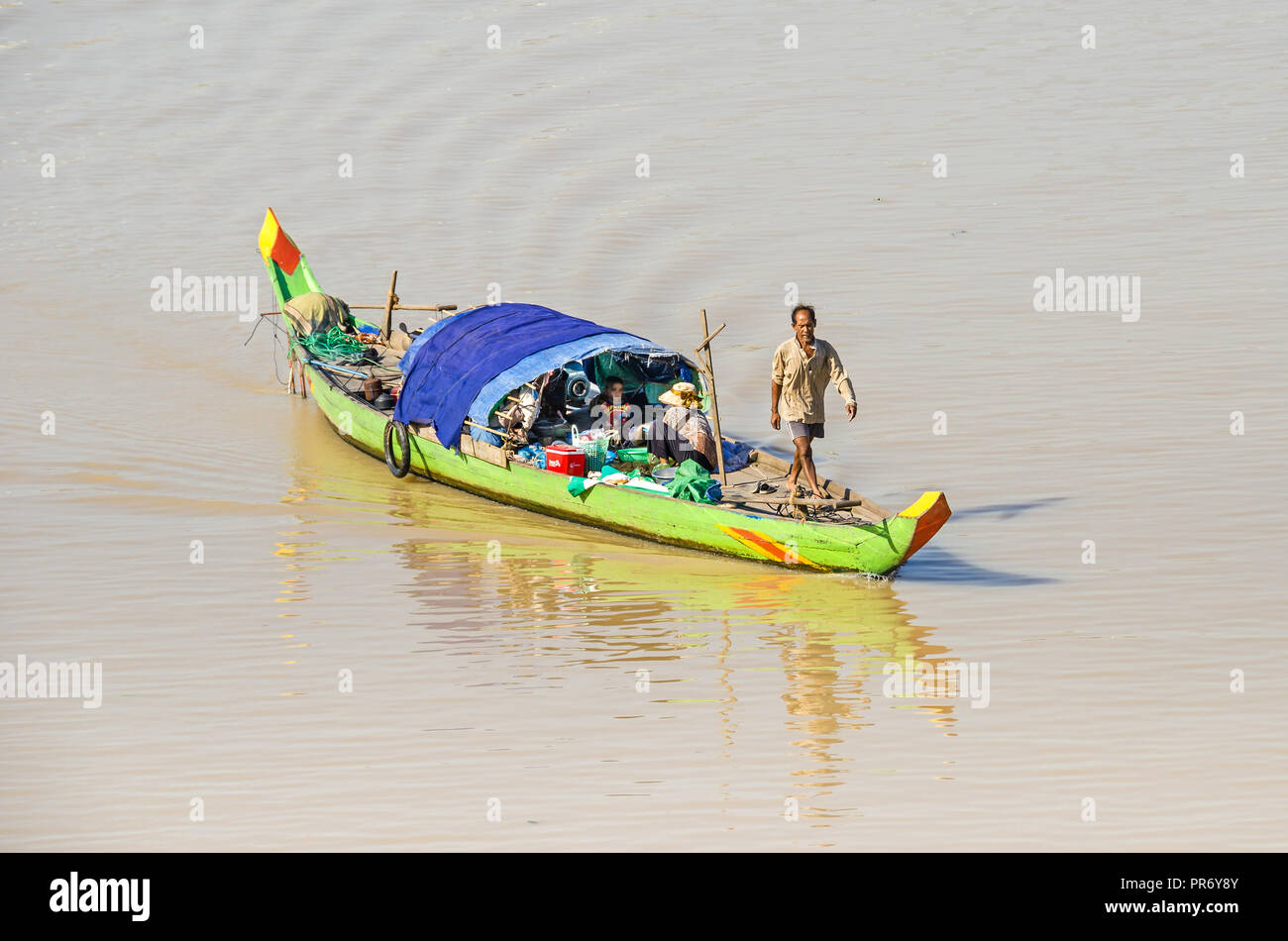 Phnom Penh, Camboya - Abril 9, 2018: típico del Mekong camboyano long tail boat con un dosel y una familia de Boat People que viven en su casa flotante Foto de stock