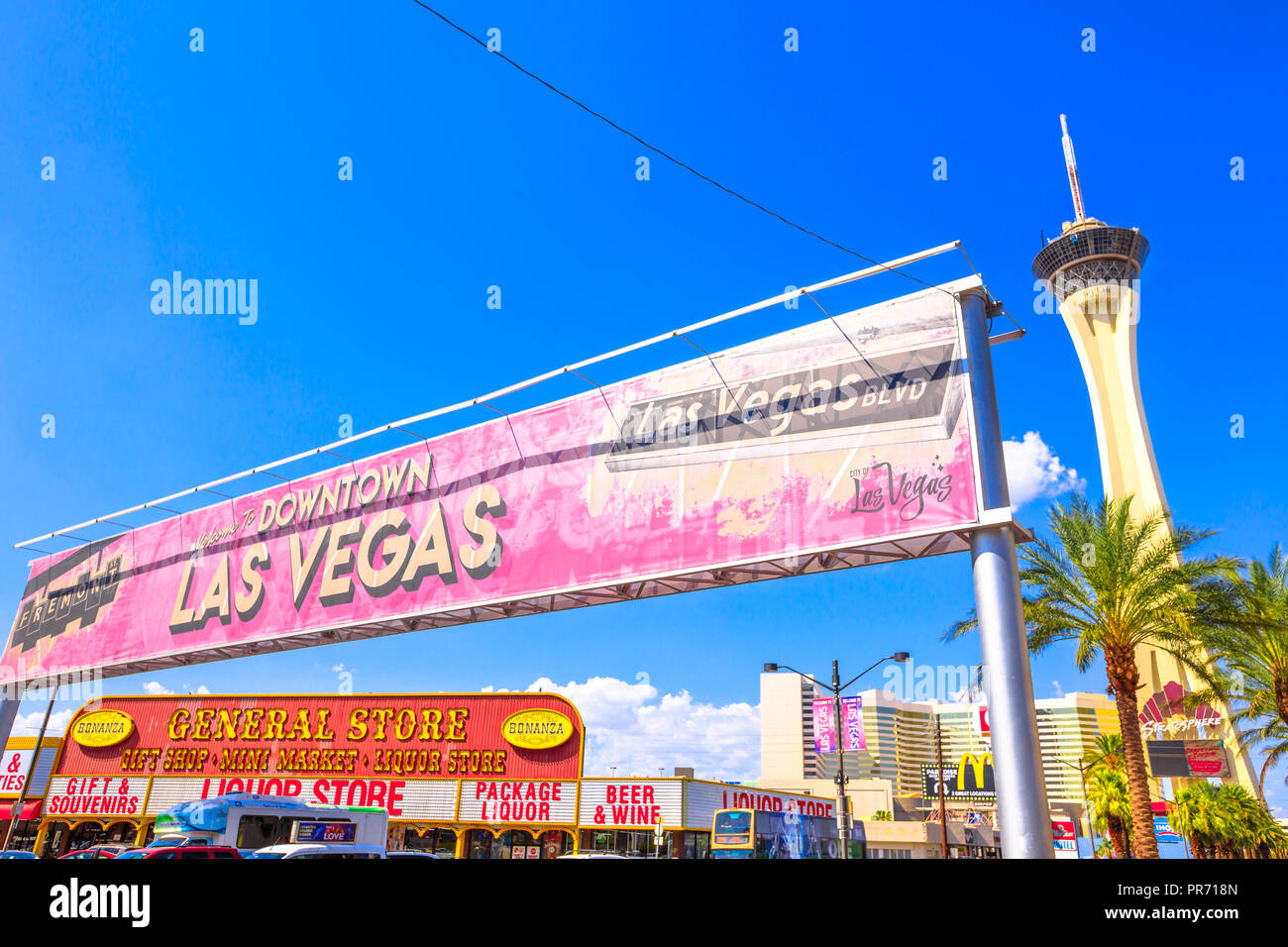 Las Vegas, Nevada, EE.UU. - 18 de agosto de 2018: Primer plano de Bienvenido al Centro de Las Vegas firmar en Fremont Street Las Vegas Boulevard con Stratosphere Casino, Hotel y la Torre de fondo. Blue Sky. Foto de stock
