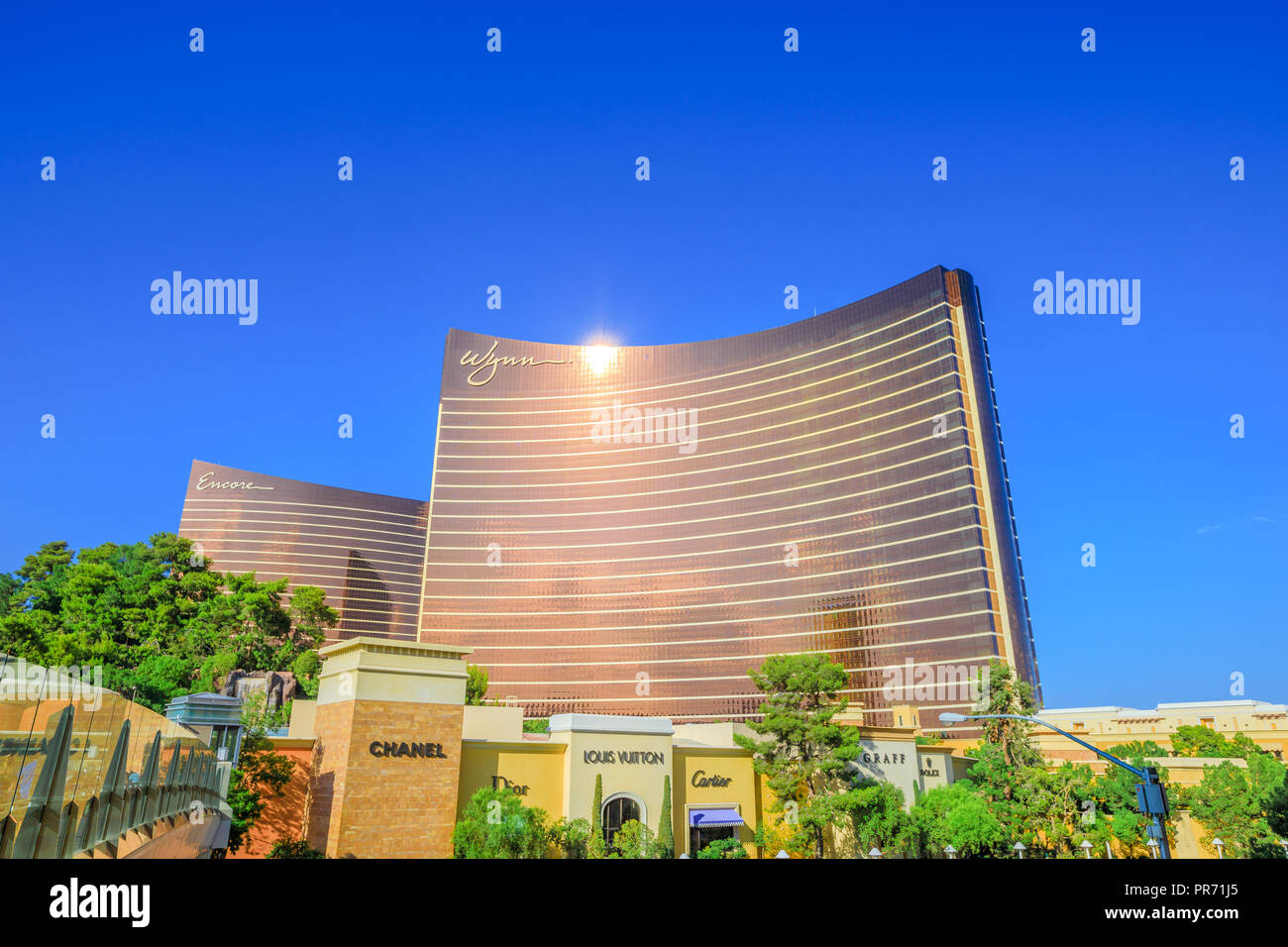 Las Vegas, Nevada, Estados Unidos - 18 de agosto de 2018: Vista aérea de la torre Wynn y Encore Resort 5 estrellas Hotel Casino en Las Vegas Strip y lujosas tiendas de marcas famosas. Día soleado, cielo azul. Foto de stock