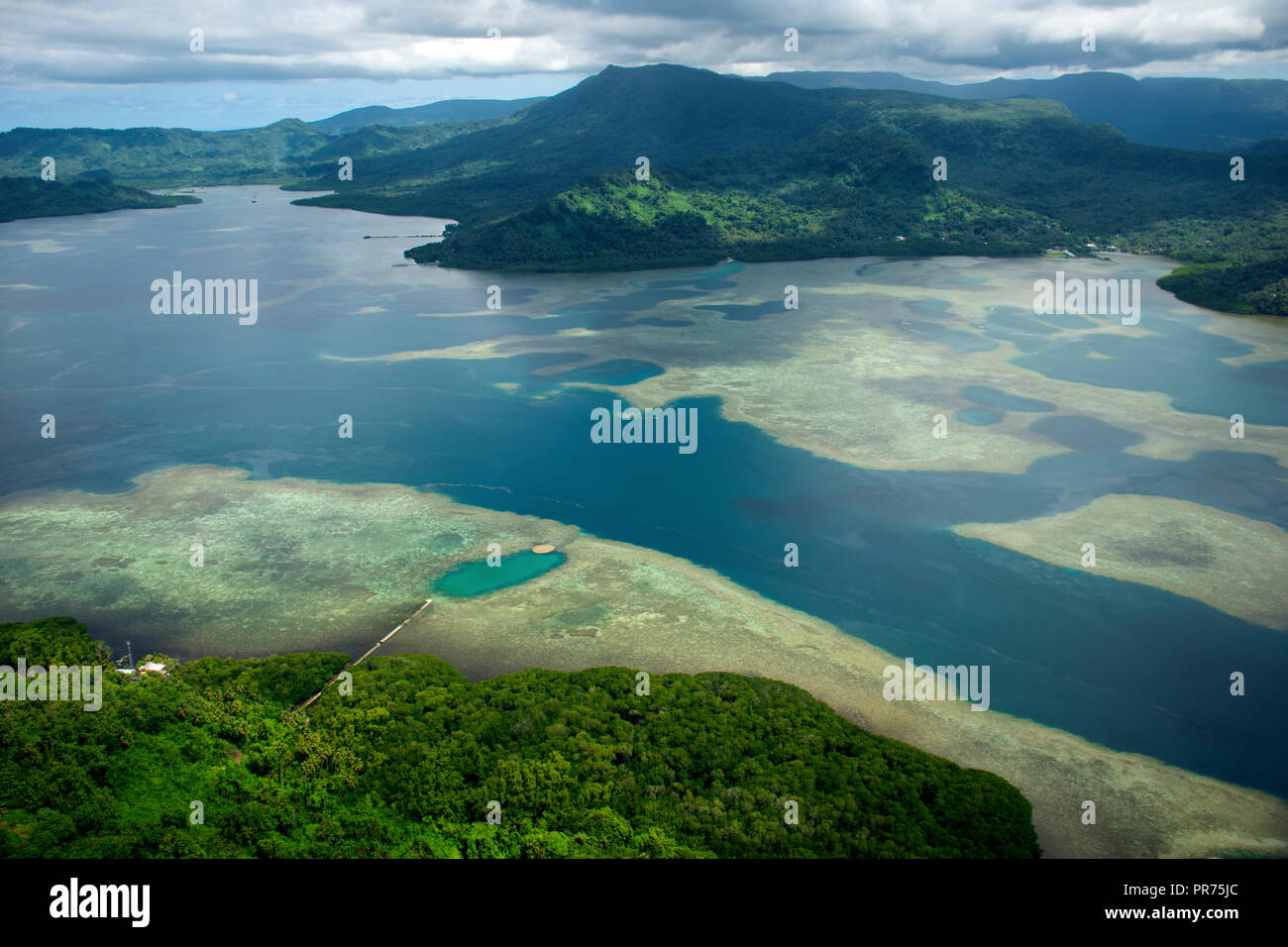 Vista aérea de la laguna de Pohnpei, Estados Federados de Micronesia Foto de stock