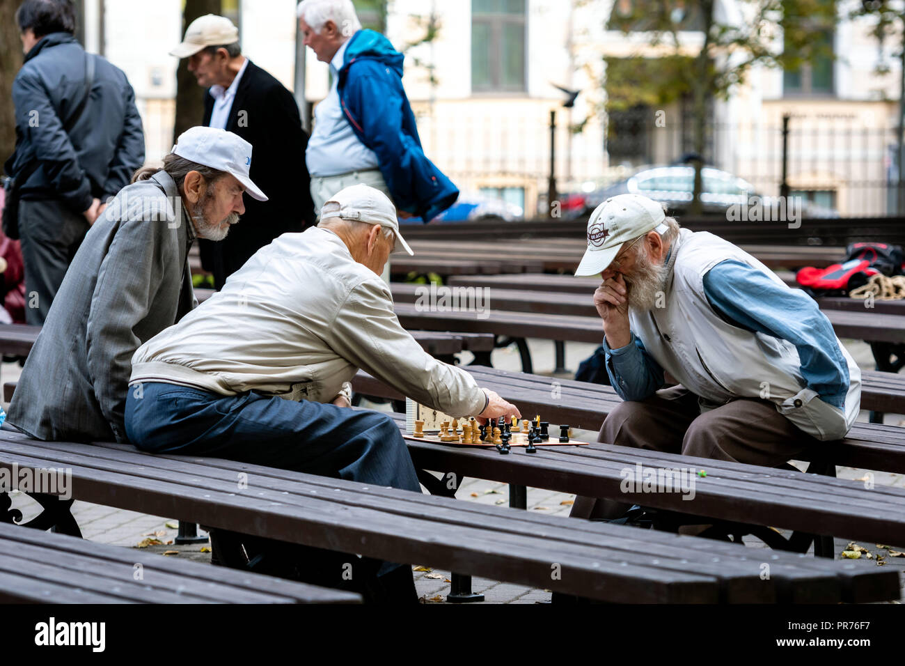 Riga Letonia Septiembre 14 2018 Los Hombres Sentados En Los Bancos Del Parque Y Jugar Al Ajedrez Fotografia De Stock Alamy