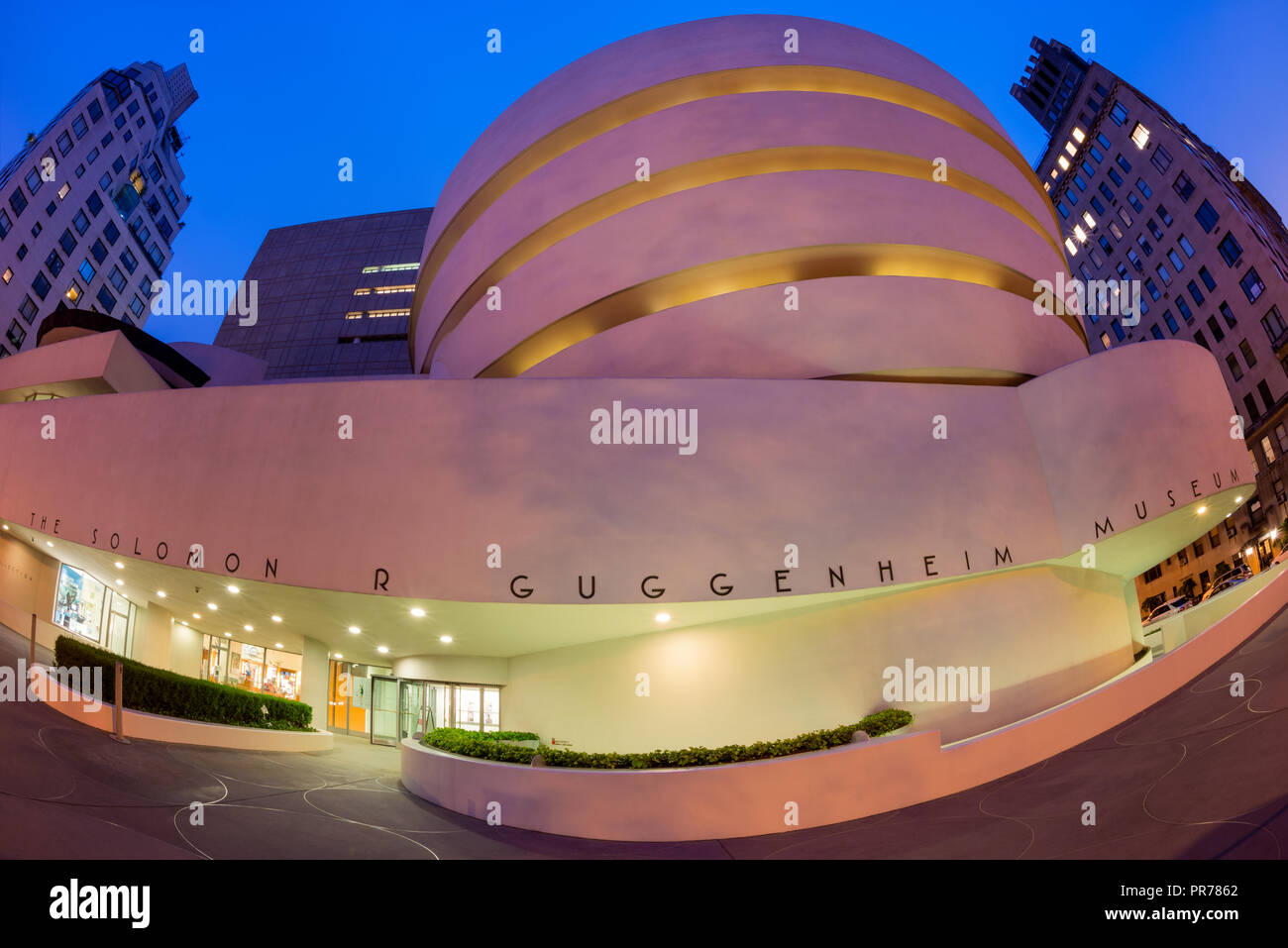 El Solomon R. Guggenheim Museum de arte moderno y contemporáneo en la Quinta Avenida en Manhattan, Nueva York, EE.UU. Foto de stock