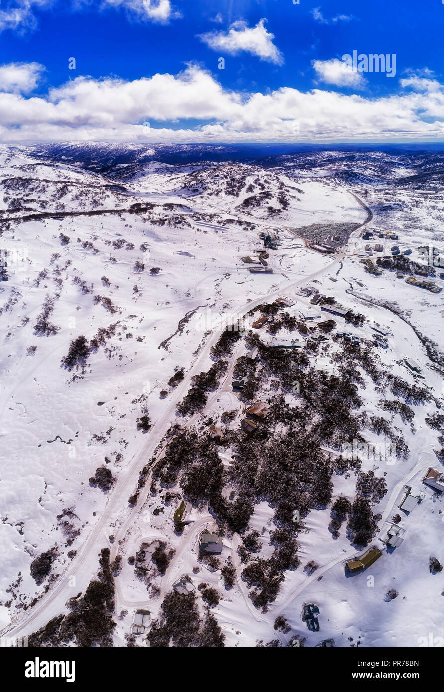 Regionales remota aldea de Perisher Valley High en montañas nevadas de Australia durante la temporada de esquí de invierno con mucha nieve en las laderas del complejo. Foto de stock