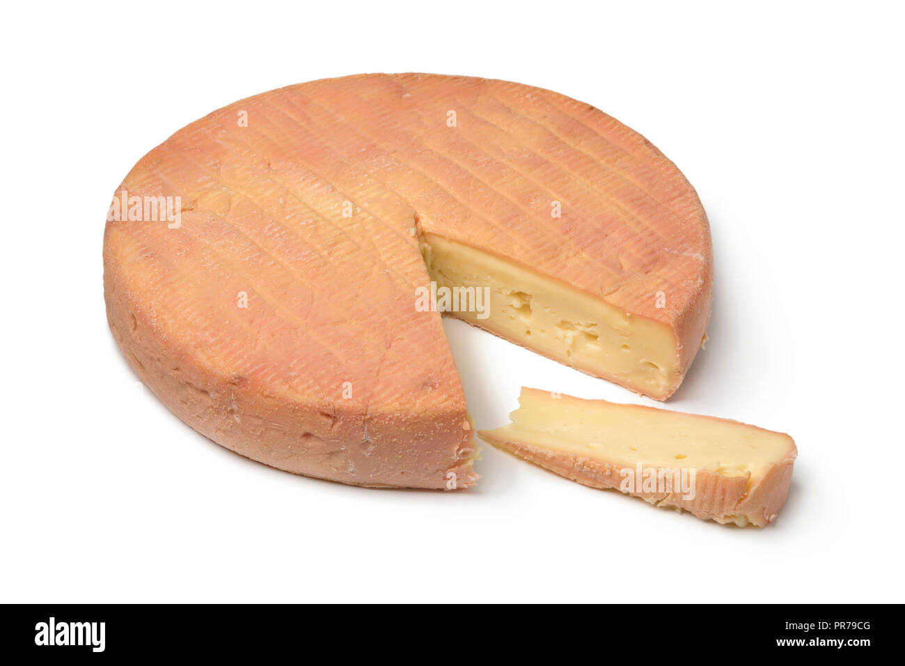 Trozo de queso Munster francés tradicional y un sector aislado sobre fondo blanco. Foto de stock