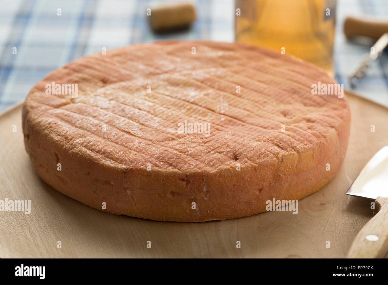 Toda Munster tradicional francesa sobre una tabla para cortar queso Foto de stock