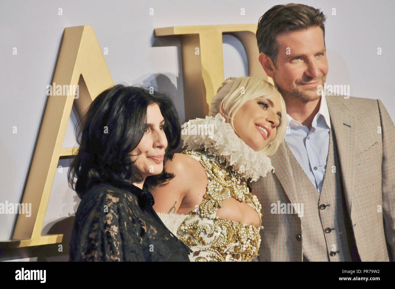 La premier de la película de Londres ha nacido una estrella. Sue Kroll, Lady Gaga y Bradley Cooper posar para las cámaras. Foto de stock