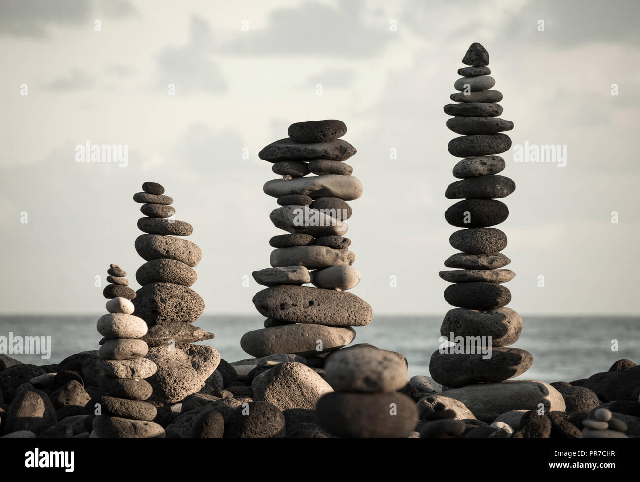 Piedras equilibrado/apilamiento de piedras en la playa rocosa. Foto de stock