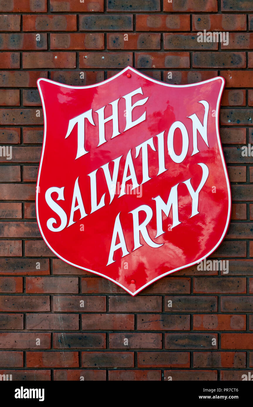 El Escudo Rojo logo del Ejército de Salvación en el muro de una iglesia. Foto de stock