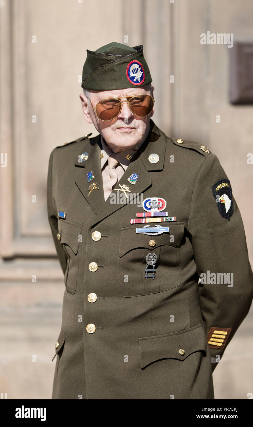 Un hombre vestido con uniforme militar fotografías e imágenes de alta  resolución - Alamy