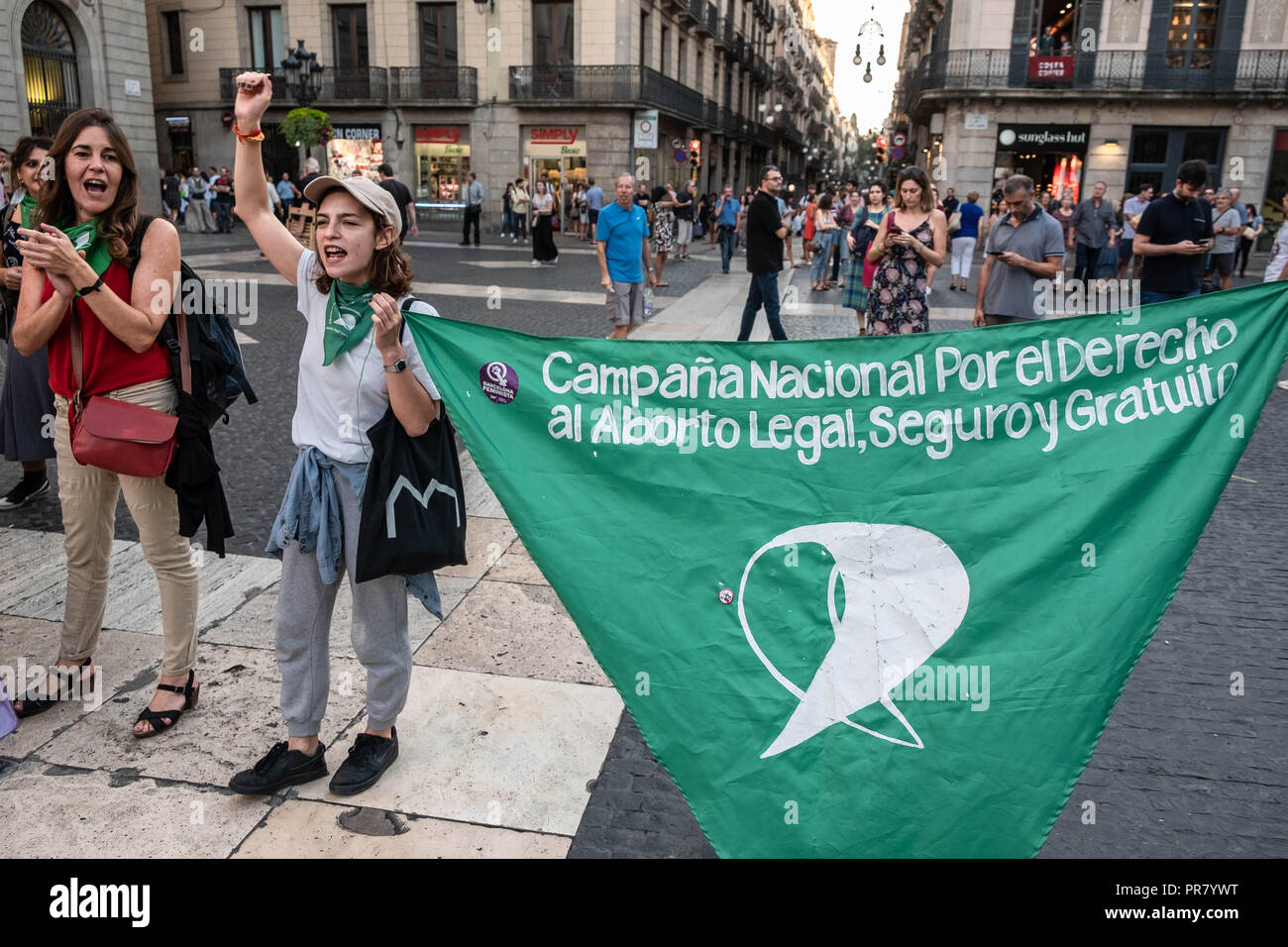 Septiembre 28, 2018 - Barcelona, Cataluña, España - una mujer es visto levantando su puño con una pancarta reivindicando un marco legal, el aborto libre y seguro durante la protesta.coincidiendo con la celebración del Día de Acción Global para un aborto legal y seguro, más de un centenar de mujeres han reclamado su derecho a una libre en Barcelona, el aborto legal y seguro. (Crédito de la Imagen: © Paco Freire/sopa de imágenes a través de Zuma Wire) Foto de stock