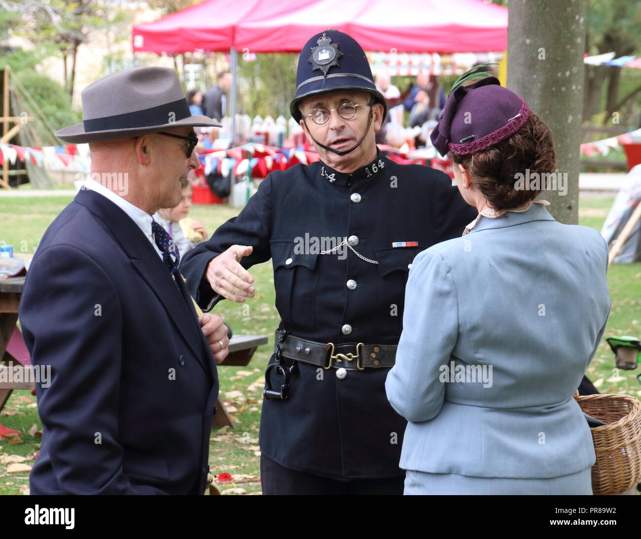 Bletchley Park, Reino Unido. El 30 de septiembre de 2018. Los vehículos antiguos y trajes - tanto civiles como militares - trajo multitudes acuden al inicio de la Segunda Guerra Mundial Codebreakers en Bletchley Park para un fin de semana Vintage 1940, Bletchley, Milton Keynes, Reino Unido Foto de Keith Mayhew Crédito: KEITH MAYHEW/Alamy Live News Foto de stock