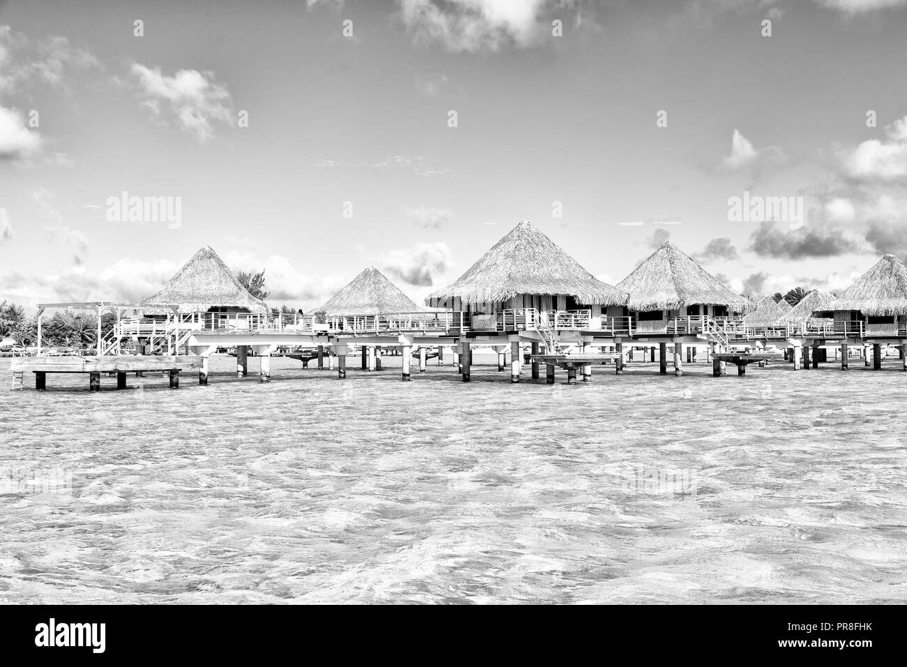 En Bora Bora, Polinesia al mar y el complejo Paraíso como concepto y relajarse en la playa Foto de stock