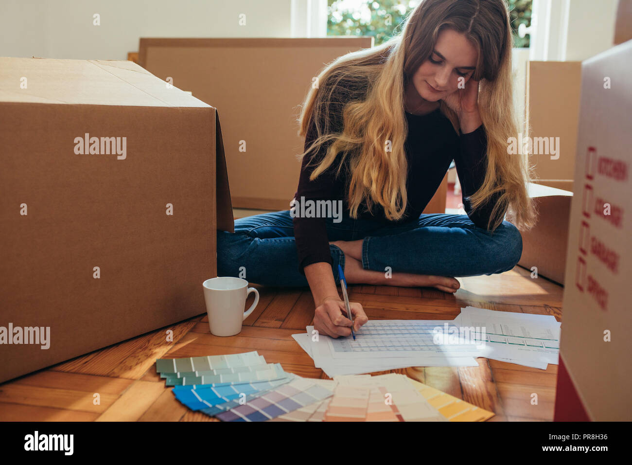 Mujer Sentada En El Piso Con Cajas De Embalaje Alrededor De Ella