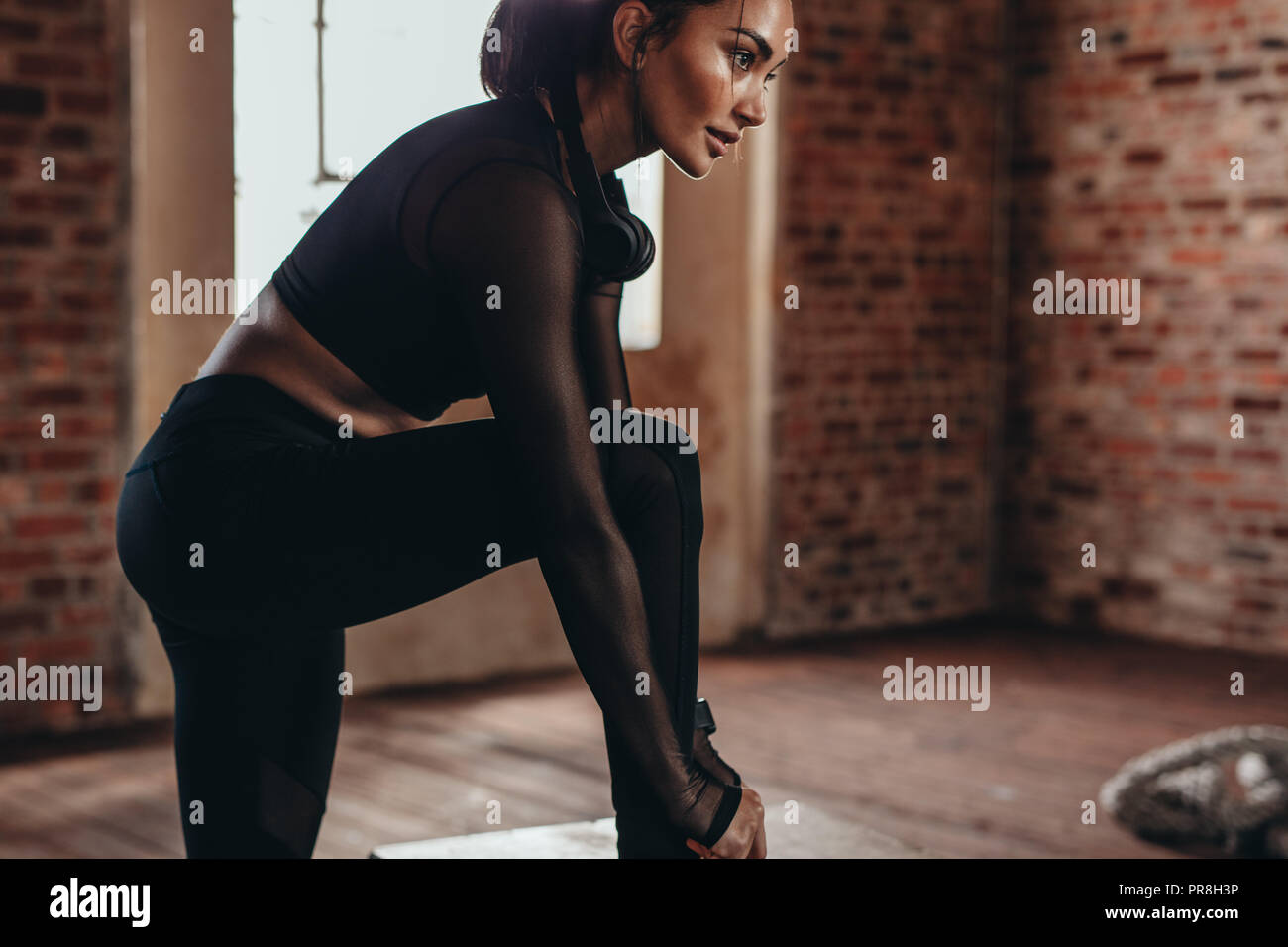 🥇 Imagen de una mujer preparandose para hacer ejercicio - 【FOTO GRATIS】  100012258