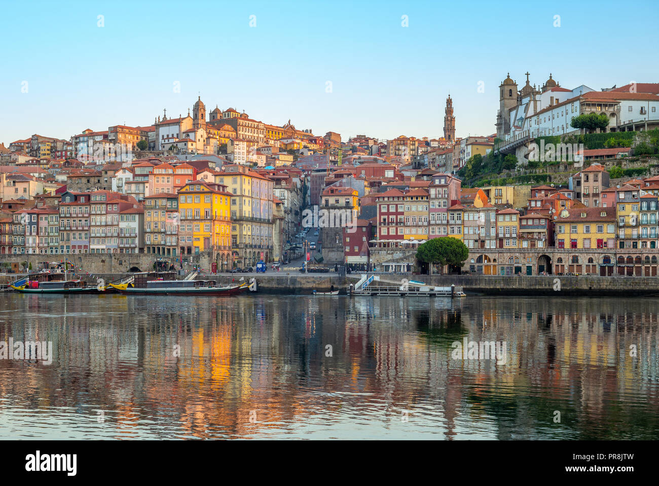 Plaza Ribeira en Porto por el Río Douro, Portugal Foto de stock