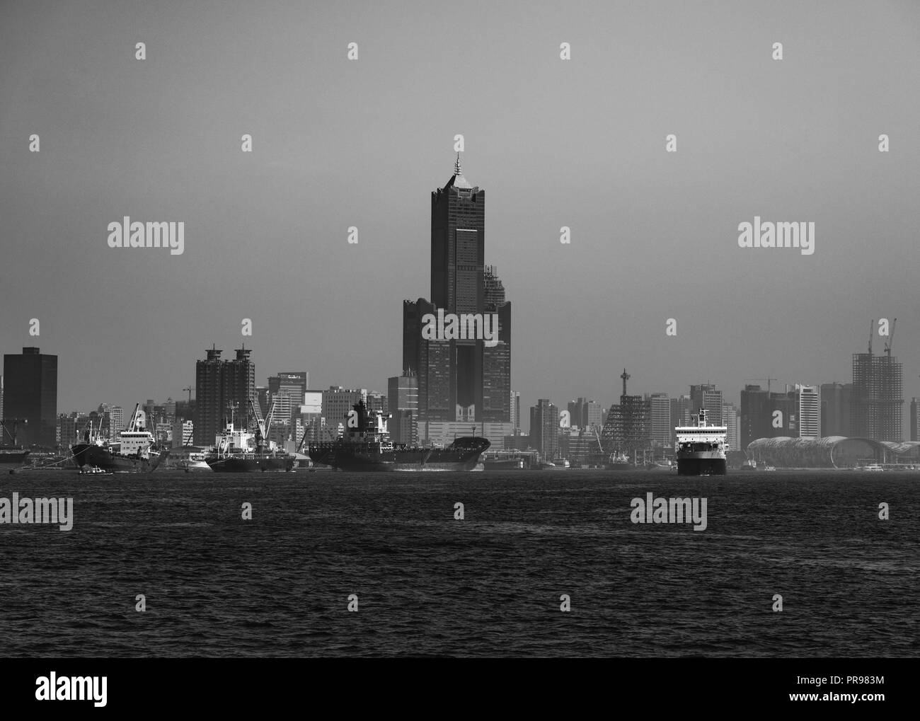 Vista en blanco y negro del puerto de Kaohsiung y de Skyline en segundo plano. Foto de stock