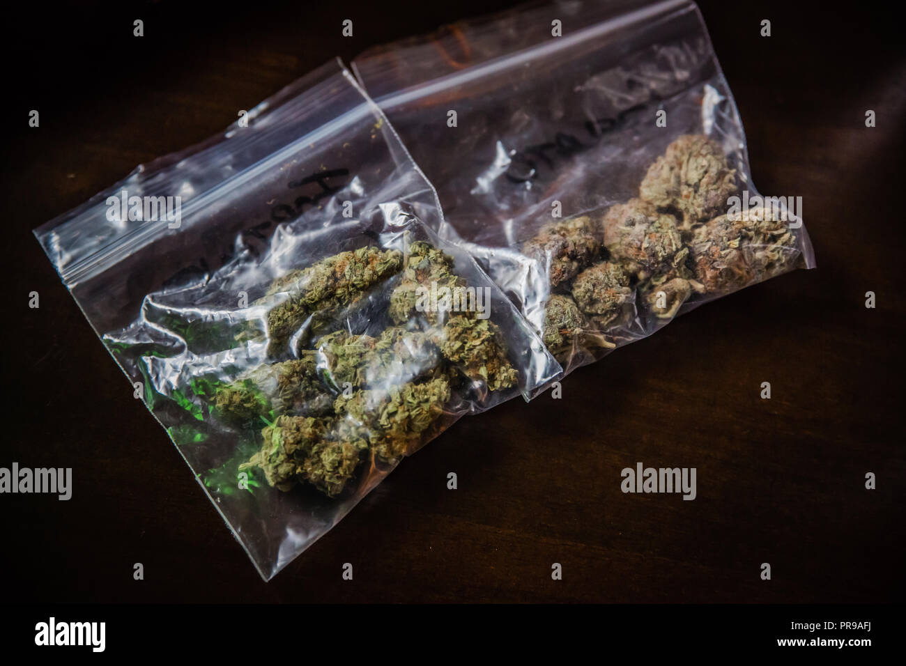 Marihuana en una bolsa fotografías e imágenes de alta resolución - Alamy