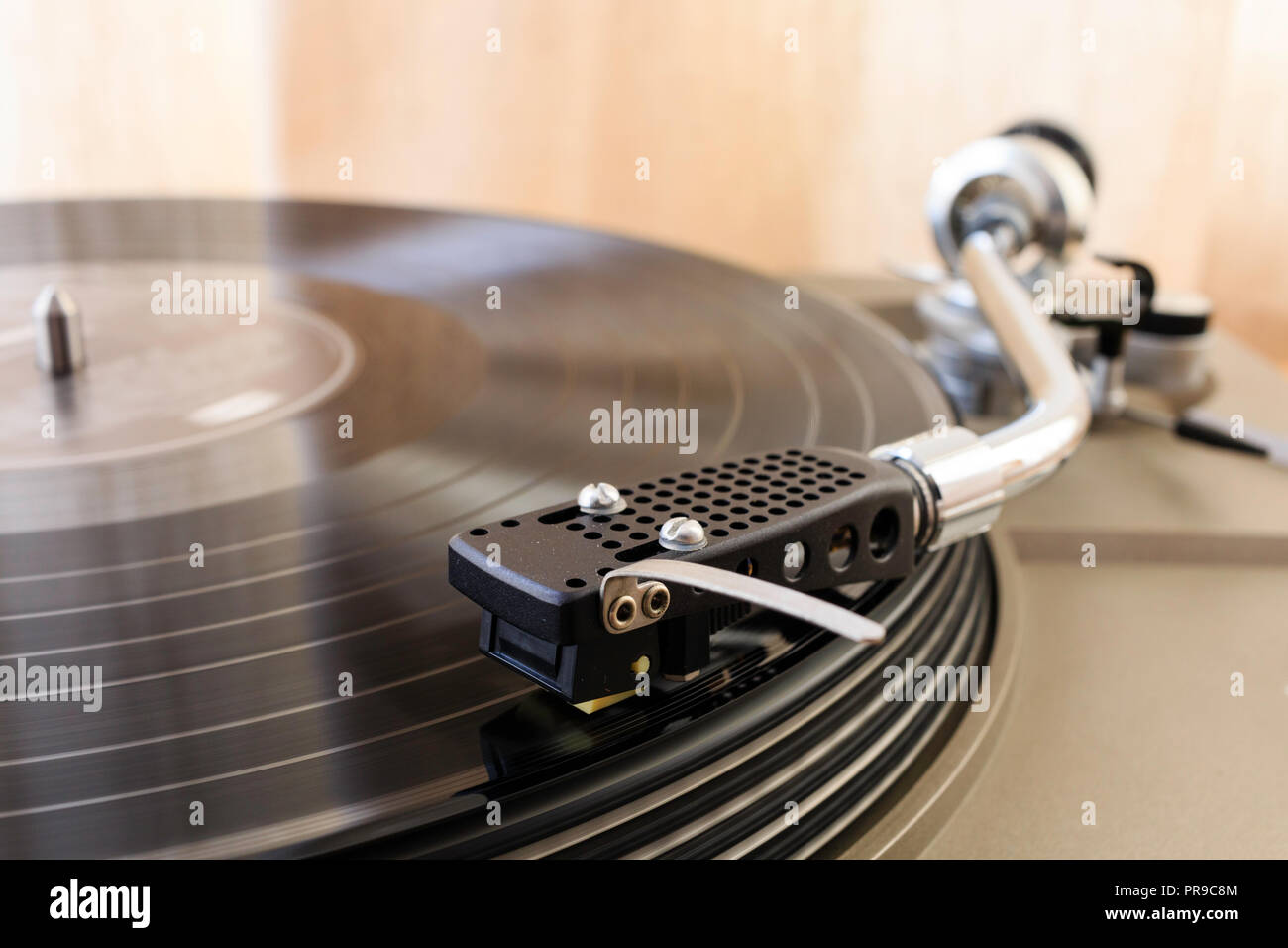 Tocadiscos, deck. Forma de 'S' del brazo de tono jugando mucho record player, LP, vinilo, también conocido como registro de larga duración. Foto de stock