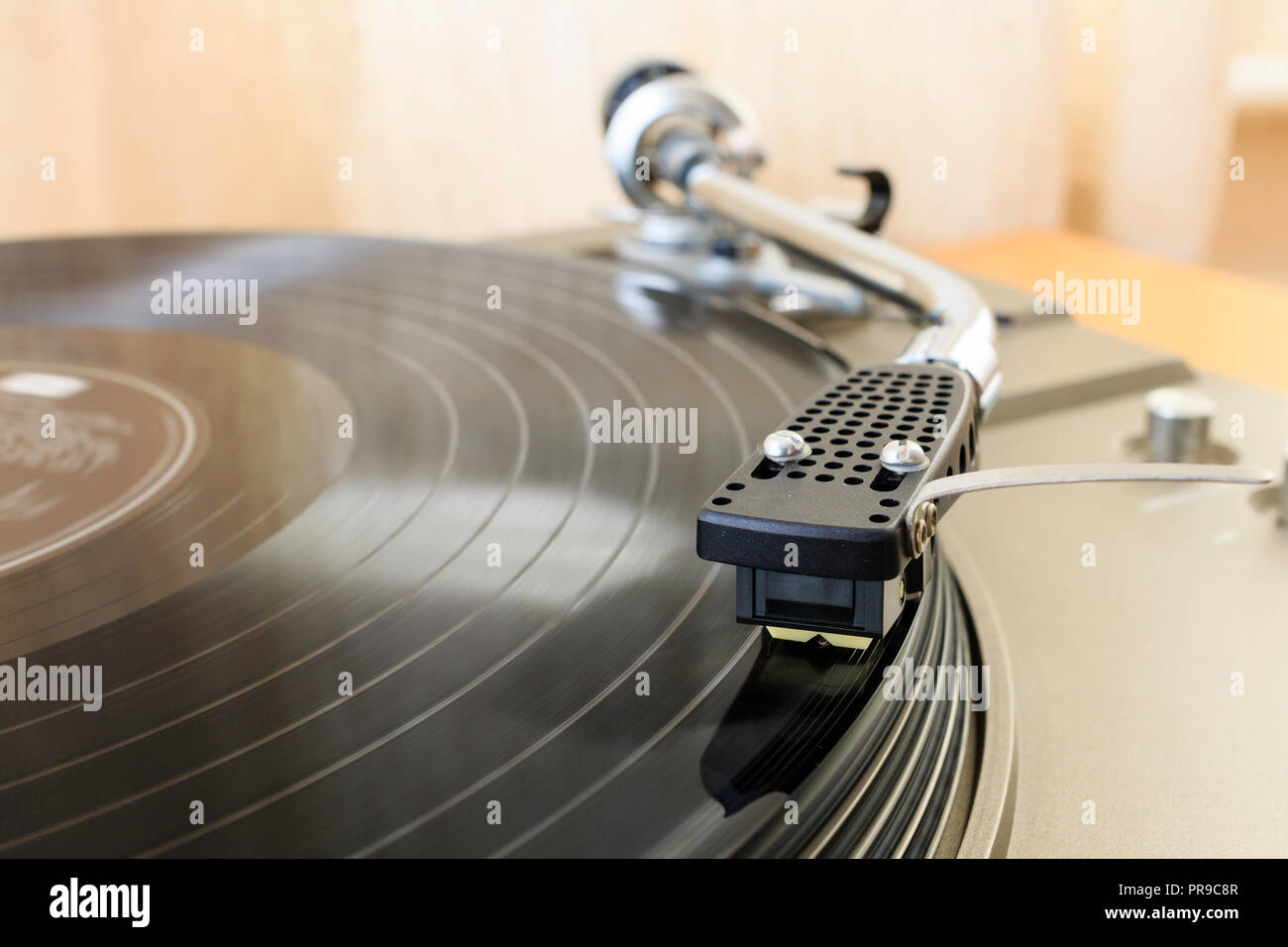 Tocadiscos, deck. Forma de 'S' del brazo de tono jugando mucho record player, LP, vinilo, también conocido como registro de larga duración. Foto de stock