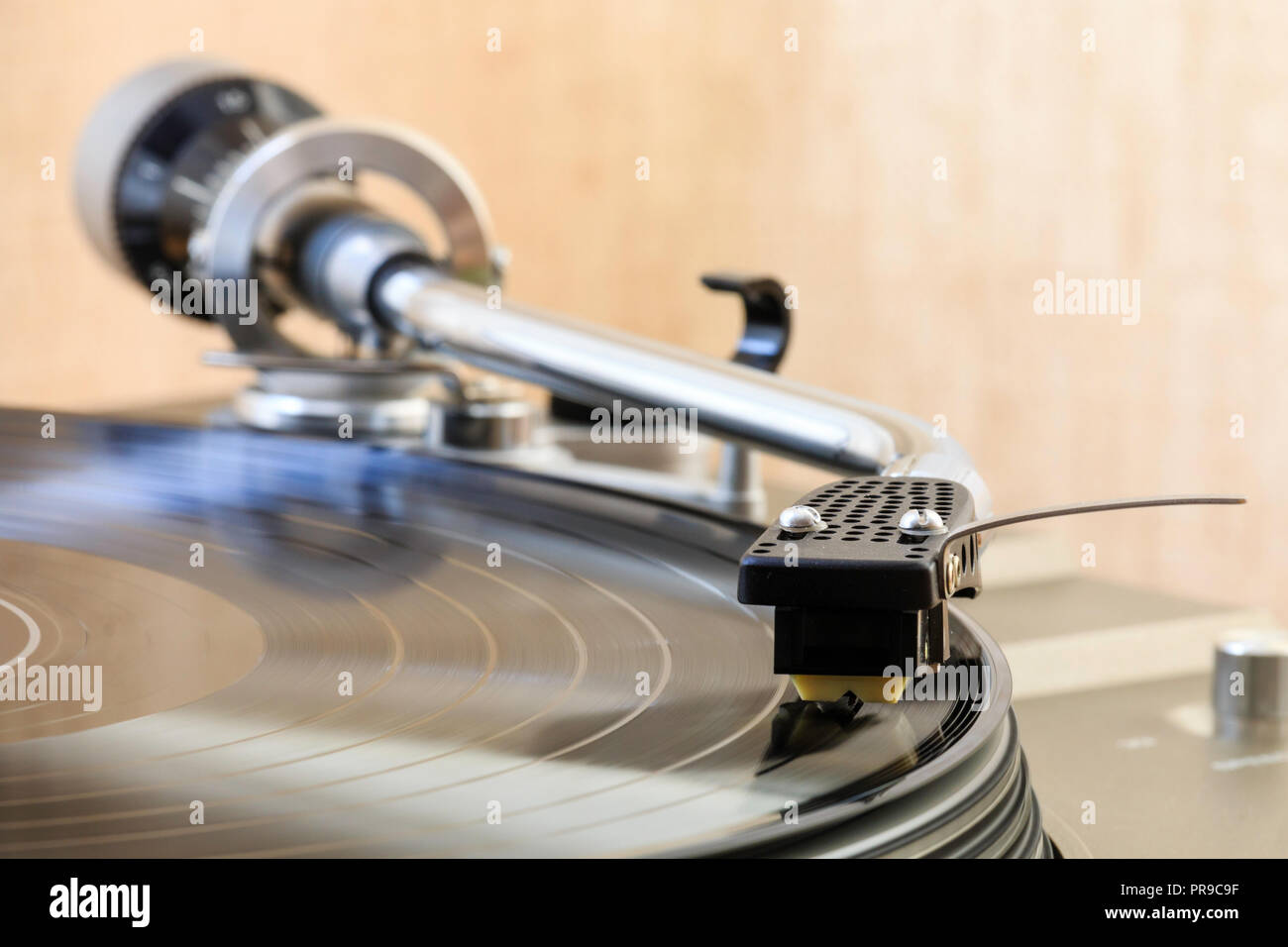 Tocadiscos, deck. Forma de 'S' del brazo de tono jugando mucho record player, LP, vinilo, también conocido como registro de larga duración. Foto de stock