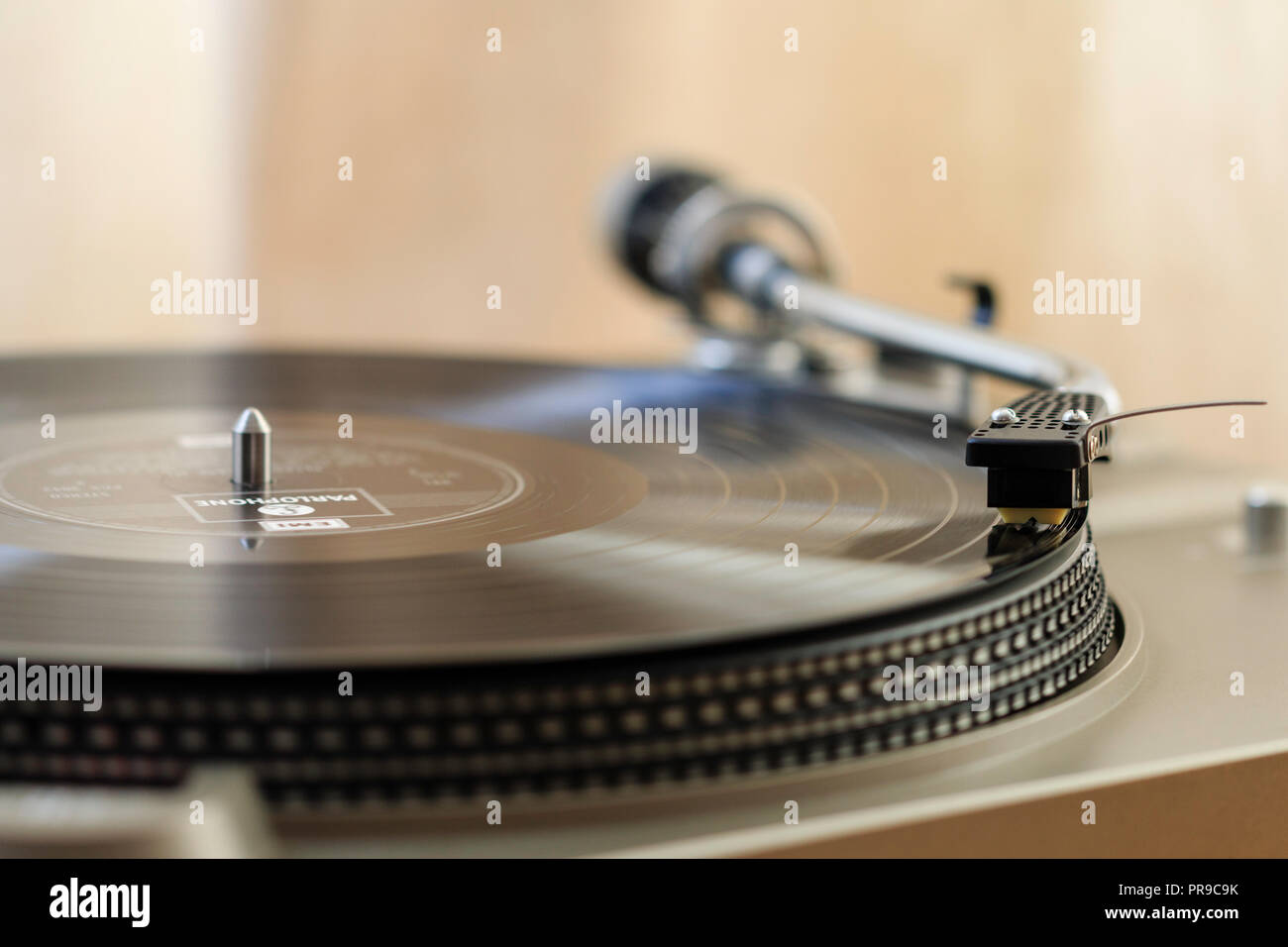 Tocadiscos, deck. Forma de 'S' del brazo de tono jugando mucho record player, LP, vinilo, también conocido como registro de larga duración. Foto de stock