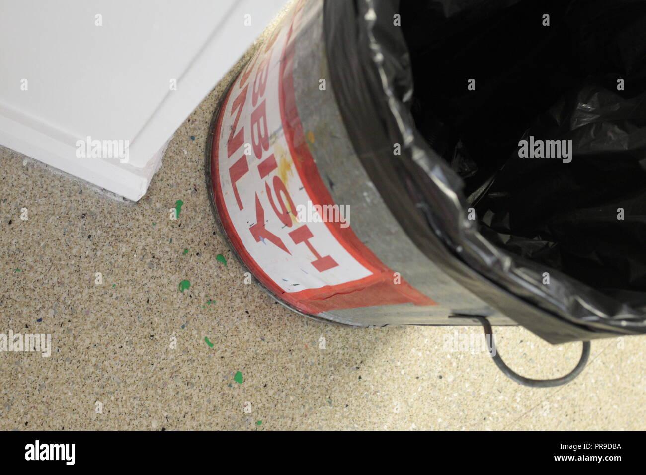 Metal negro con bin bin parado sobre una camisa de lino planta con las  palabras 'basura' en el lateral sólo en letras rojas Fotografía de stock -  Alamy