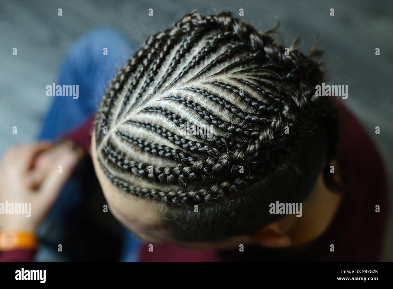 Hombre de peinado de trenzas delgadas, ondas Creativas de cabello en la  cabeza de un hombre, cerca de la cabeza, pelo afeitado creativo, Iroqueses,  vista superior Fotografía de stock - Alamy